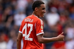 阿拉巴祝福穆西亚拉：保持坚强！祝你顺利、完全康复！