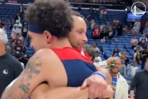 mk体育下载-昔日队友库里赛后和基诺内斯拥抱寒暄 库里抓住对方肩膀摇晃