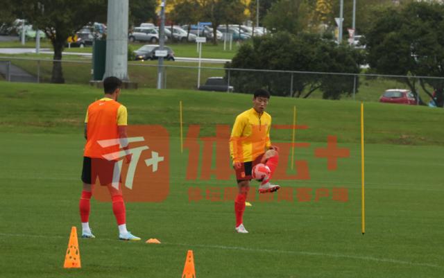 mk体育官网-国足冒雨新西兰首训 李昂受伤朱辰杰临时上调顶替